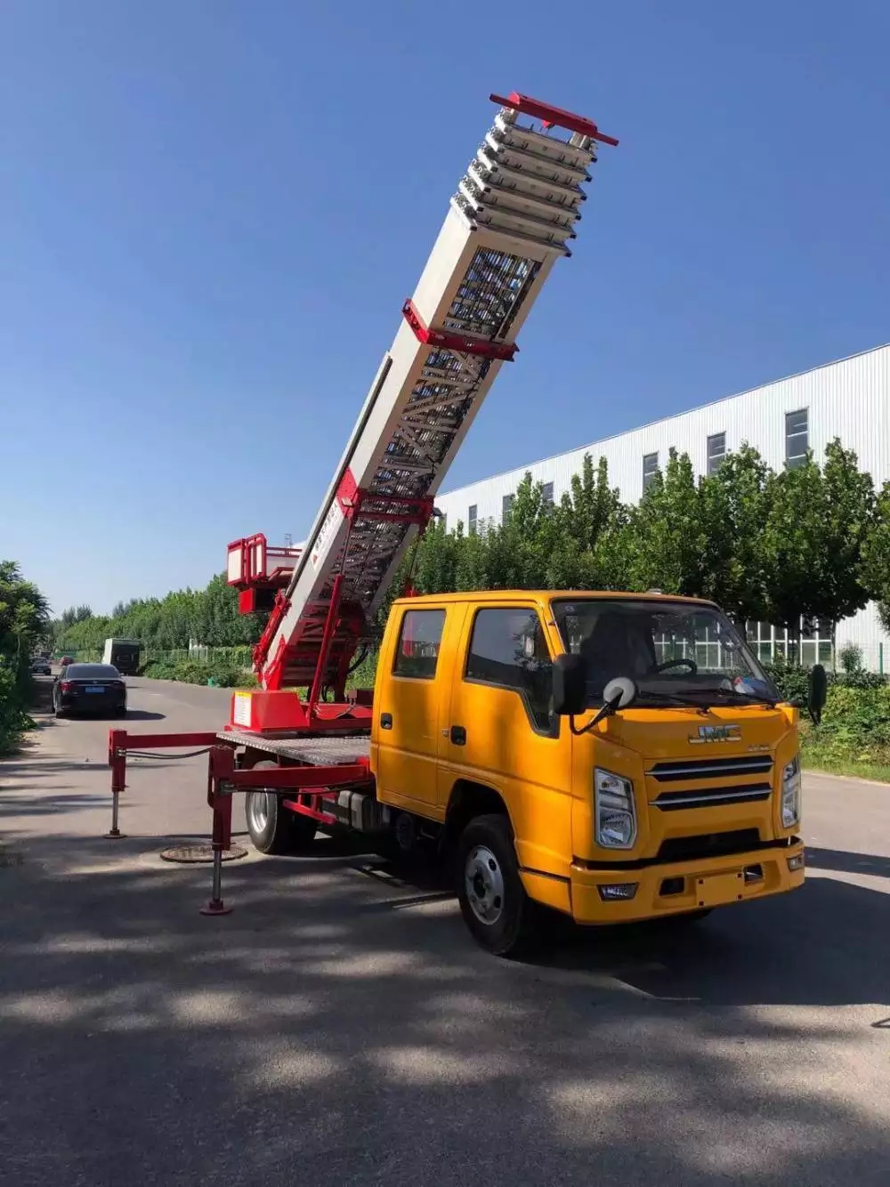 平山县附近的云梯车出租服务：轻松解决高空作业需求