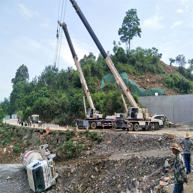 平山县汽车掉沟里叫吊车救援要多少钱